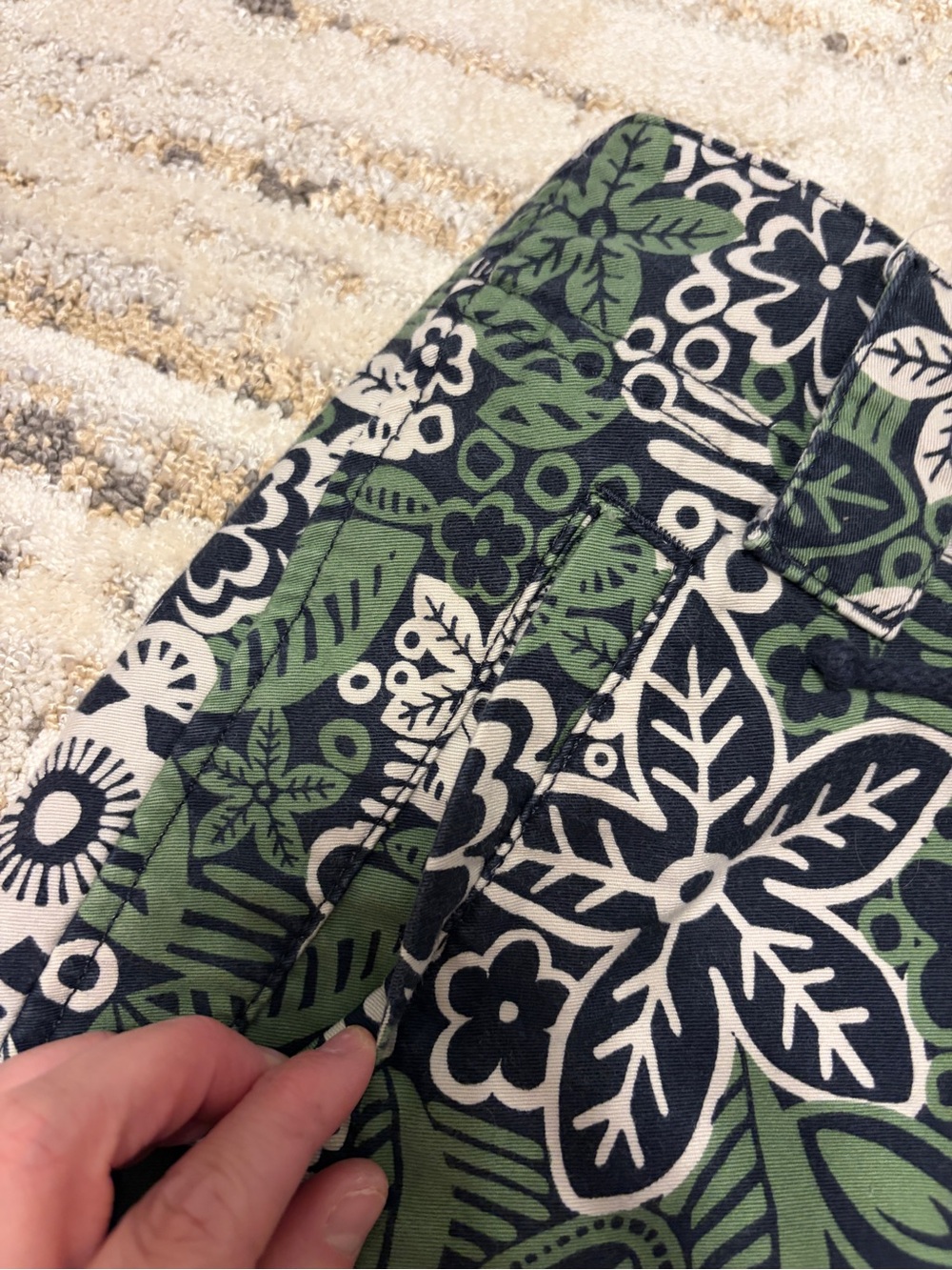 ann taylor LOFT | Green, Navy & White Floral Mini Skirt size 6 - Picture 5 of 7